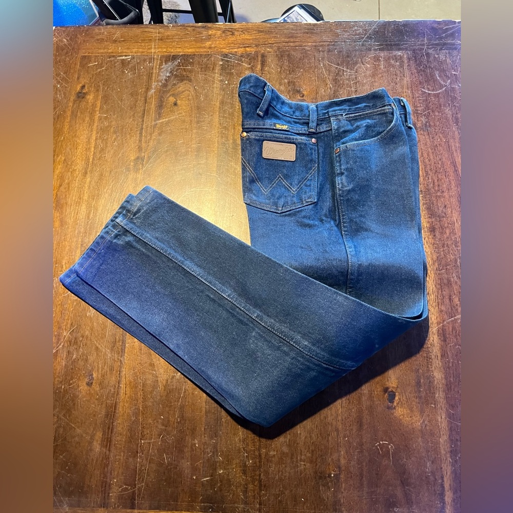 Wrangler 13mwz used - like new. Comes starched. Size 36x31.